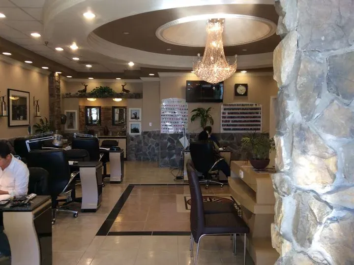 https://cdn.salonspotlight.com/photos/KTbXi0jbK9P2W80dmnxC/988e110c-8efe-4fef-ab38-c58752e3602a_720x720