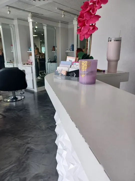 https://cdn.salonspotlight.com/photos/KU8u92By8ZtdTm5epEDn/fe78260c-fc60-47a4-834e-66cc2e90b689_720x720