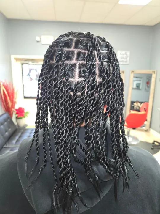 https://cdn.salonspotlight.com/photos/KUPwQSsnIBNRCElsegwI/ef10f853-0275-48de-946b-8bae69e8f597_720x720