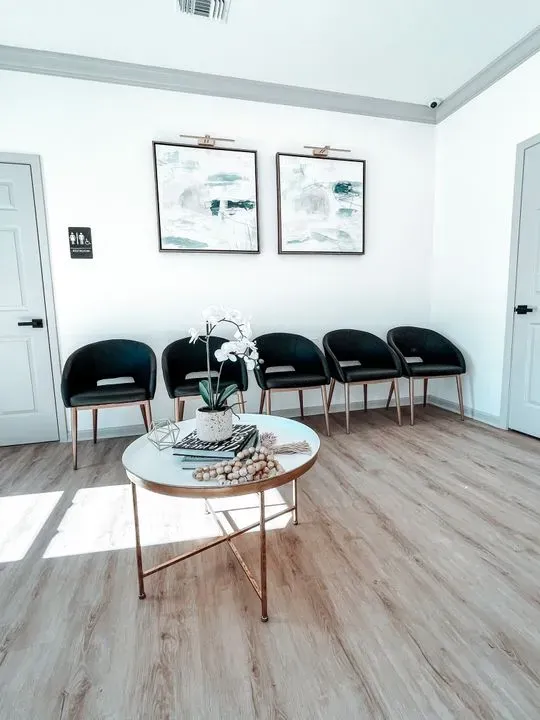 https://cdn.salonspotlight.com/photos/KW2lpDIDoIIu4eR9c04g/520c66c3-7bf8-427f-9715-6f7170f6d6f9_720x720