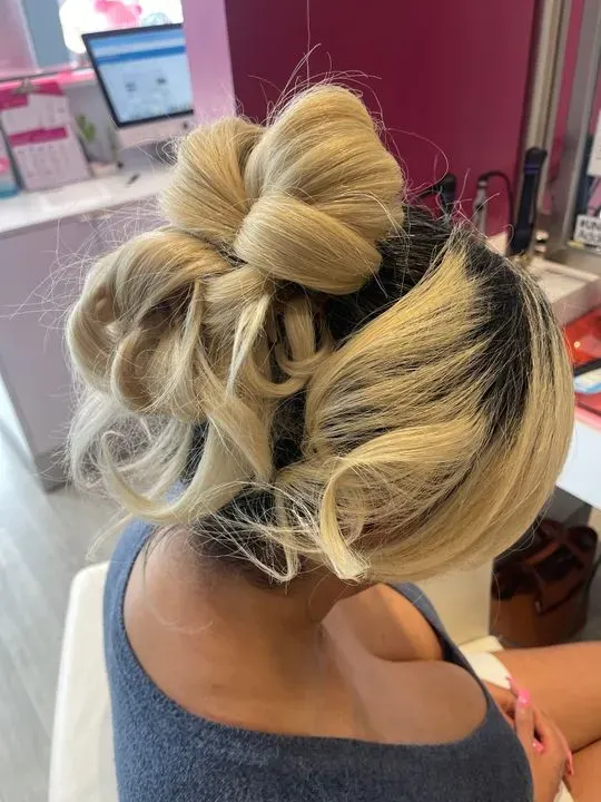 https://cdn.salonspotlight.com/photos/KWw86ePcsdCWtABAXjAU/6aa104bd-b4ae-4833-a11b-fa01255076f6_720x720