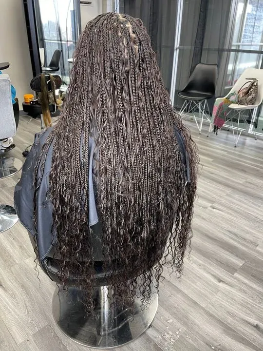https://cdn.salonspotlight.com/photos/KX1Wb3XzqnbeIQrpLX5U/2b254e65-aa4d-4741-b02e-bb3cf7d5306d_720x720