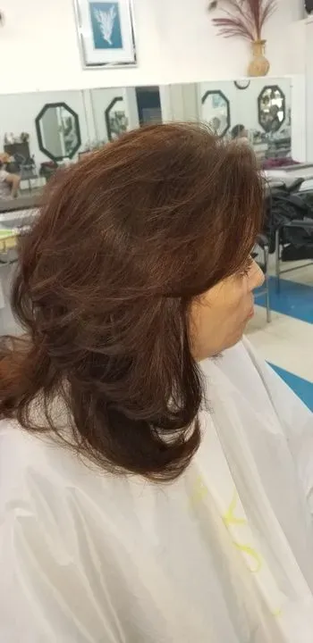 https://cdn.salonspotlight.com/photos/KX8d39SBxBiupxSZ1iiX/47a7d95b-e761-4800-980d-9a0f6144c140_720x720