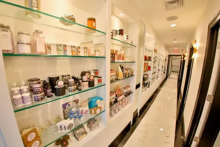https://cdn.salonspotlight.com/photos/KXyxZ89ncBNMtvuxJySk/5ae1d9c2-46df-4be0-998d-c799b0dee298_720x720
