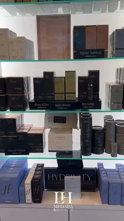 https://cdn.salonspotlight.com/photos/KXyxZ89ncBNMtvuxJySk/a322bbd9-d61a-45d4-9f8d-a76a33f16b61_720x720