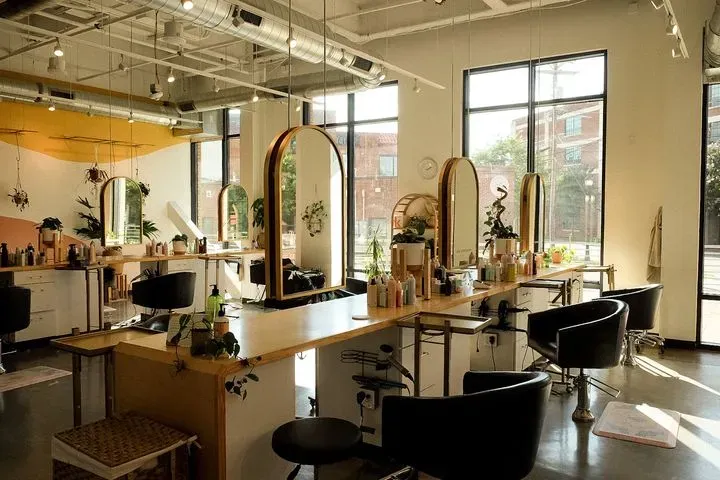 https://cdn.salonspotlight.com/photos/KZfqThQjePxHGKNcrNkN/32e3ebaa-a74f-4fe8-a5b2-57322fd3092d_720x720