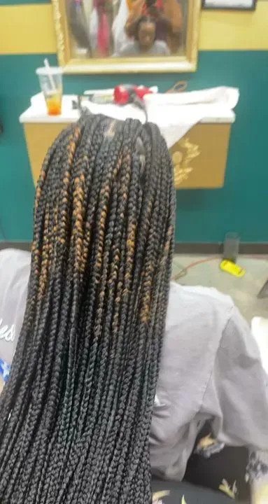 https://cdn.salonspotlight.com/photos/KbFRBNP2OzL2GtEfh6Lx/199e4965-6afc-4624-86ef-7053c2412444_720x720