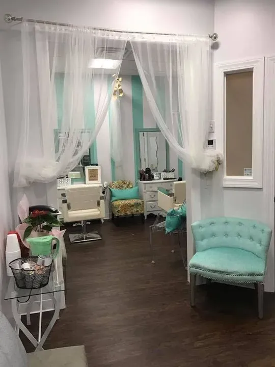 https://cdn.salonspotlight.com/photos/KdLjtHMaWuvJXo3avv7S/976a9674-2b89-426e-8e13-a5e9feaee2c7_720x720