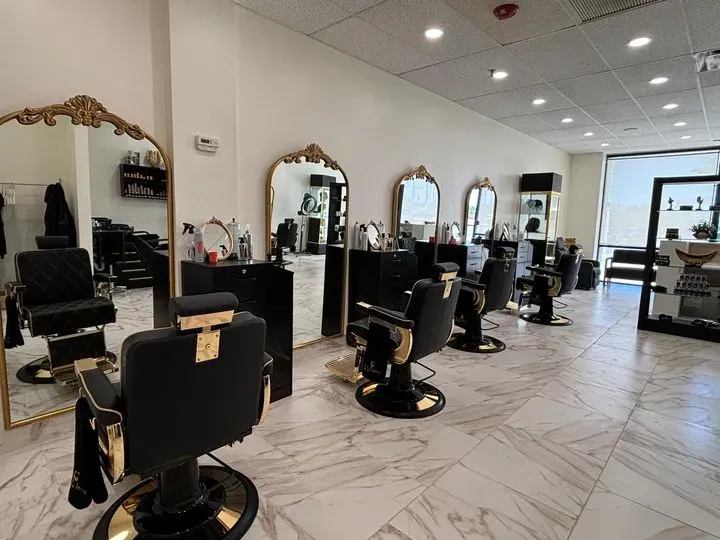 https://cdn.salonspotlight.com/photos/KfrCCSmKp2ql9CvwU2lL/2ad83c0a-785a-4638-9d23-6d7c935137a6_720x720