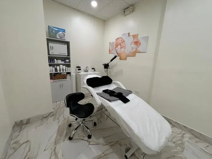 https://cdn.salonspotlight.com/photos/KfrCCSmKp2ql9CvwU2lL/f773cc02-b7d0-4e04-9fad-391e40fb9b17_720x720
