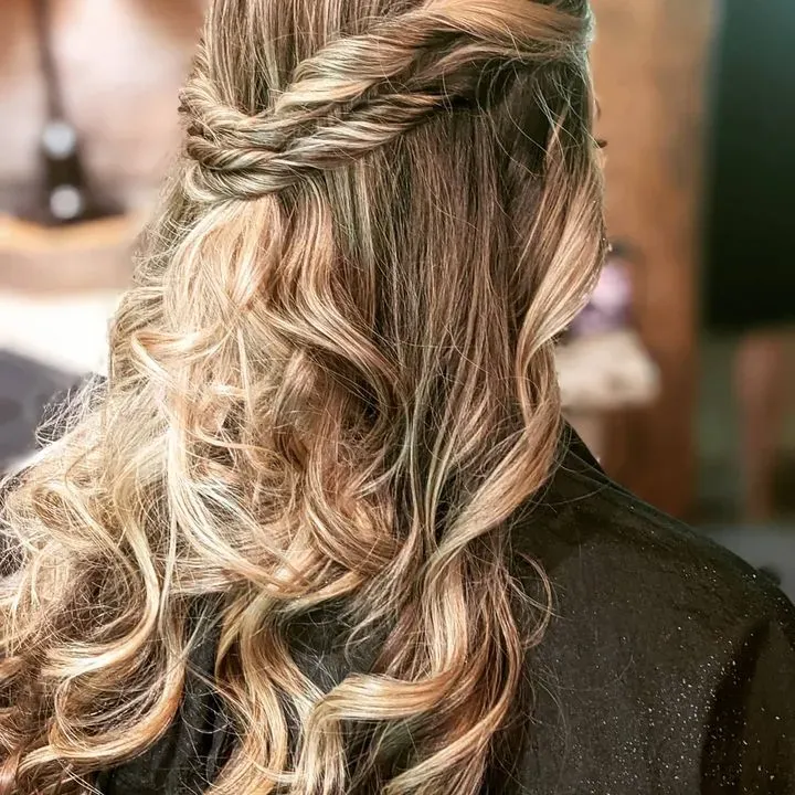 https://cdn.salonspotlight.com/photos/KhChxS2BbXZALUdi7oFE/e118b33a-02cd-4f46-9500-2c7f59ef753d_720x720