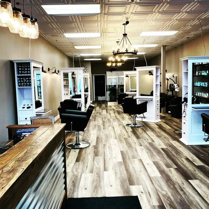 https://cdn.salonspotlight.com/photos/Ki7V3PxzdvFt71k1kY3Q/a1e184fc-7ef6-4fd5-9a4a-5505059c8c38_720x720