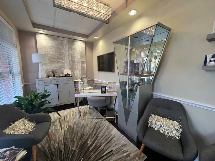 https://cdn.salonspotlight.com/photos/KiRGoeBAjCgtgZeidOWT/44774243-1e03-467e-8ddf-64108be1e76c_720x720