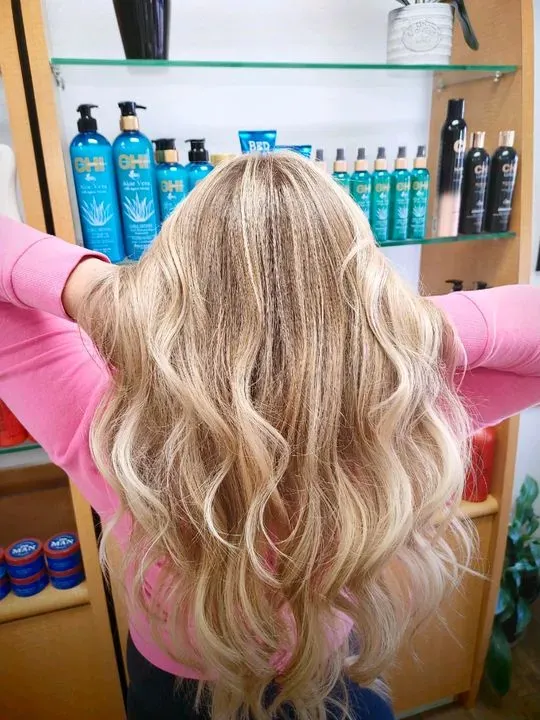https://cdn.salonspotlight.com/photos/KnmhdmZMZiQfEDedqY2L/0f8603bf-71bd-4560-9701-19141aaa1a68_720x720
