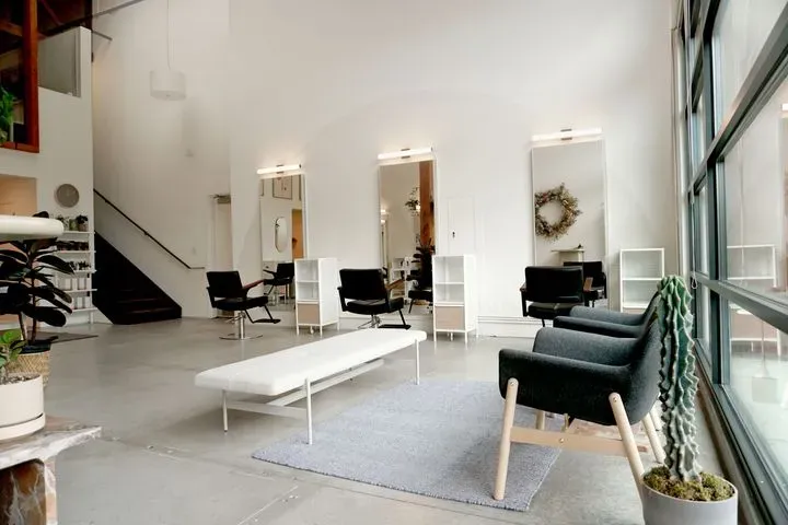 https://cdn.salonspotlight.com/photos/KoJEHpsZn74Qyi8JG2xk/7459a120-d3a3-46e5-8122-8271ff25a3f6_720x720