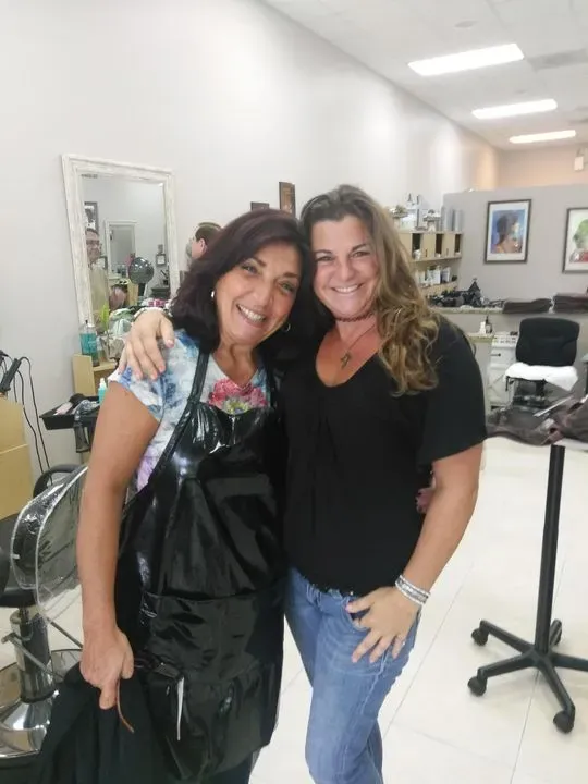 https://cdn.salonspotlight.com/photos/KpZRRXyUVMYIEvSvr2r3/1cac25c7-1415-4df3-a86c-985255ac5719_720x720