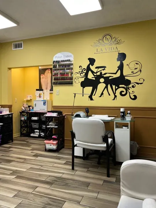 https://cdn.salonspotlight.com/photos/Kpe11UDa5HeLegvsgxwx/a3ccda50-8e69-4add-8306-4d239d613b2d_720x720