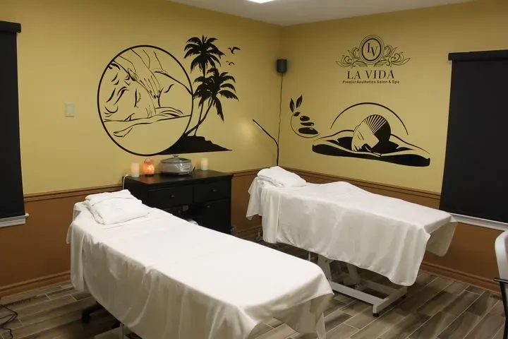 https://cdn.salonspotlight.com/photos/Kpe11UDa5HeLegvsgxwx/cf38bca9-a173-4bdd-98b5-d6897de91aa9_720x720