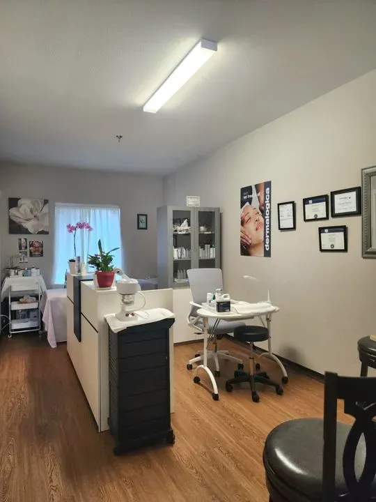 https://cdn.salonspotlight.com/photos/Ktc8oT5PmdA2NdFE7wBT/2674d193-7f62-4311-b082-d42096aeaa34_720x720
