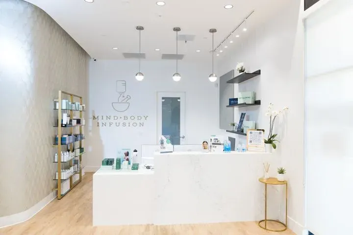 https://cdn.salonspotlight.com/photos/KuNgpYrF7D9s2xlndu8V/d0097361-6cbd-4159-ae45-bfcbbc6fd2ce_720x720