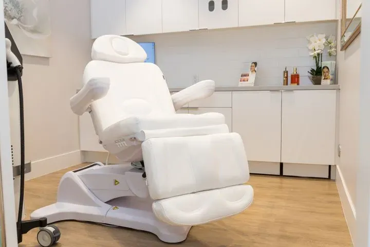 https://cdn.salonspotlight.com/photos/KuNgpYrF7D9s2xlndu8V/e3adb143-0aea-48c1-aa47-98e9e8525d93_720x720
