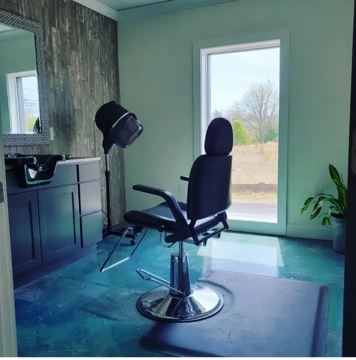 https://cdn.salonspotlight.com/photos/KvObaNwevmcSBepyPbq9/8409f77a-45c4-4234-b7e1-257604a85361_720x720