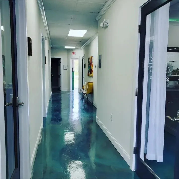 https://cdn.salonspotlight.com/photos/KvObaNwevmcSBepyPbq9/f88c0318-1c50-4d07-8626-14903ee1d0a4_720x720