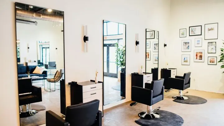 https://cdn.salonspotlight.com/photos/KyEcQQpmdglp1LPmmudk/29d1b0a7-2ee1-45c6-99dd-a8a2b67b24cb_720x720