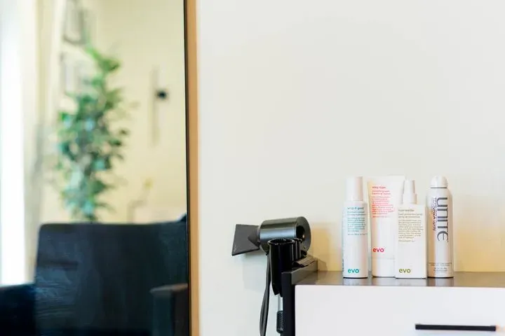 https://cdn.salonspotlight.com/photos/KyEcQQpmdglp1LPmmudk/71cace54-8a4d-468c-bb64-f3ffc9d7b327_720x720