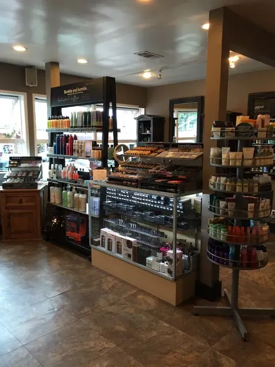 https://cdn.salonspotlight.com/photos/KyLDhZV7tyWkx5dldmDP/26a33a67-d817-4028-9682-a0a98974679b_720x720