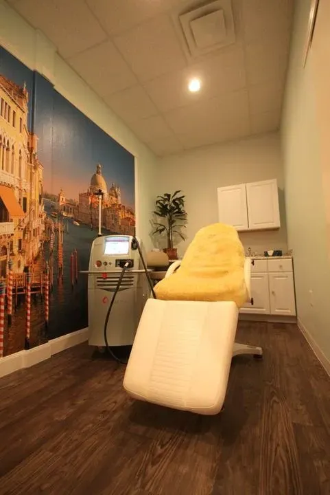 https://cdn.salonspotlight.com/photos/L0DZwIXjwzpn2AAvO0Ck/efe3c76d-063b-4205-99b8-7ea3b0125b13_720x720