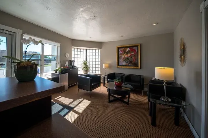 https://cdn.salonspotlight.com/photos/L0iruWRJlgWNvfGS8a5v/65d6533d-955d-4061-ac5f-895a05571ade_720x720