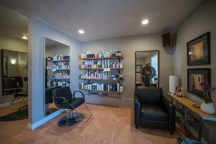 https://cdn.salonspotlight.com/photos/L0iruWRJlgWNvfGS8a5v/c256d378-24cc-436a-8e45-69b1765e75d4_720x720