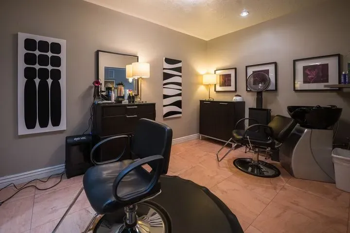 https://cdn.salonspotlight.com/photos/L0iruWRJlgWNvfGS8a5v/ce93dade-09c1-42bf-ac0d-64c4132261d1_720x720