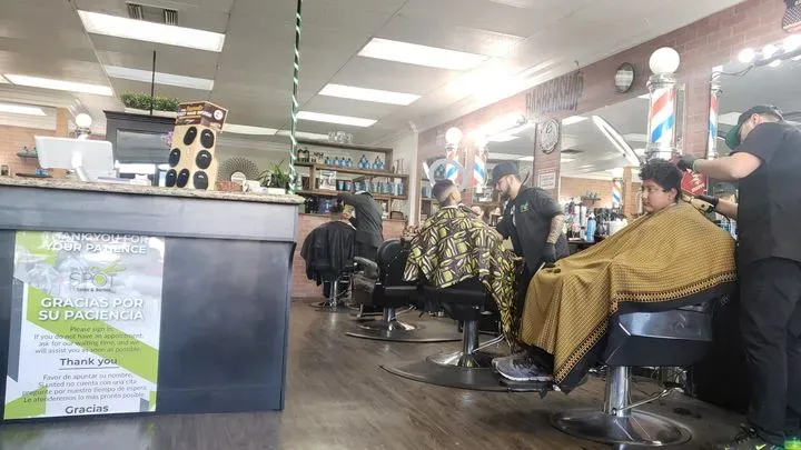 https://cdn.salonspotlight.com/photos/L30HFBZl1JMUvbxaJHWo/0f2e6d31-d9e0-4fb4-a9fc-4fc4b40cc1d0_720x720
