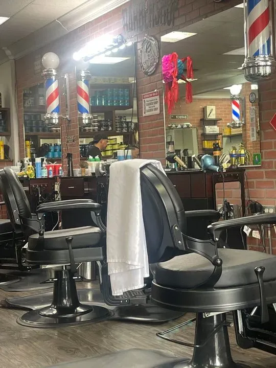 https://cdn.salonspotlight.com/photos/L30HFBZl1JMUvbxaJHWo/336c307f-c6cb-45fd-9dfd-ad793bbef3f9_720x720