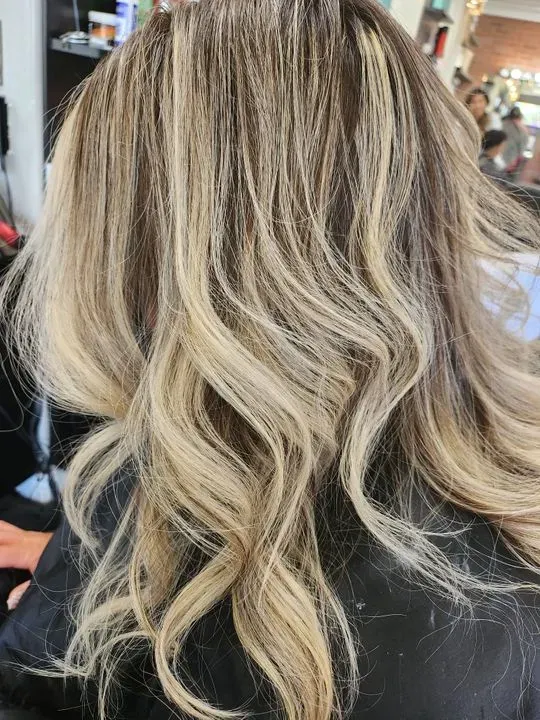 https://cdn.salonspotlight.com/photos/L30HFBZl1JMUvbxaJHWo/af247649-91f0-4359-8ffb-615f5056a974_720x720