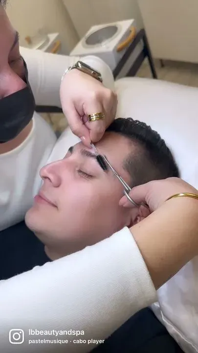 https://cdn.salonspotlight.com/photos/L4qJsYT2J897u4ItssHY/b6118935-4a85-4769-b6a0-139e28ab0c28_720x720