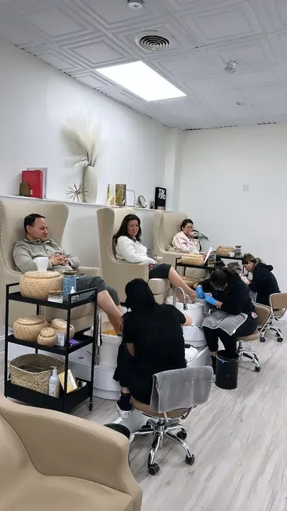 https://cdn.salonspotlight.com/photos/L4qJsYT2J897u4ItssHY/df0f7f72-8457-4cc1-974b-a25aba26f9e4_720x720