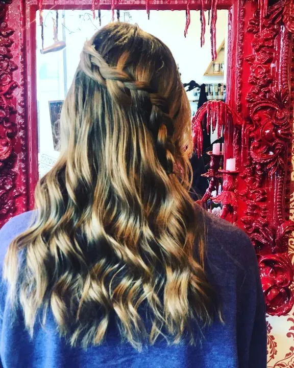 https://cdn.salonspotlight.com/photos/L7Fm7FK7BM4g6sSZsGqT/411b51cf-90bf-41b9-9a77-241df06e8cbf_720x720