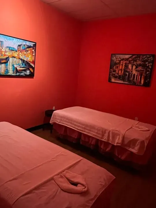 https://cdn.salonspotlight.com/photos/L7NZpBWO54rkuF5n9MgV/b01d0476-42fd-42b7-a707-93c505de7bba_720x720
