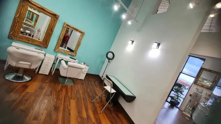 https://cdn.salonspotlight.com/photos/L7Xqog5oL5yNtyOpfoqv/14a7d002-8947-4fde-8722-395c1a2d0c2e_720x720
