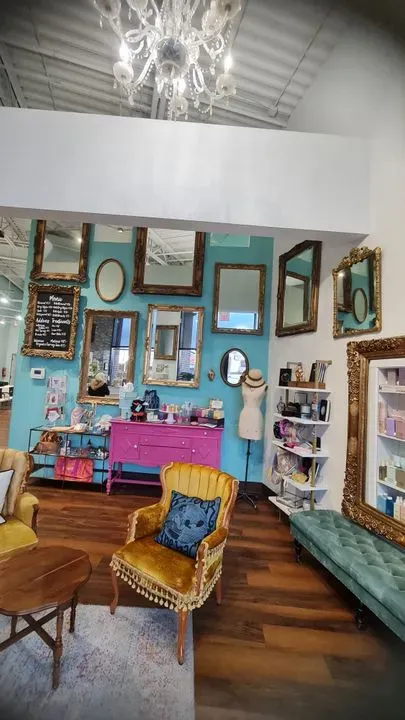 https://cdn.salonspotlight.com/photos/L7Xqog5oL5yNtyOpfoqv/198b508e-b43c-4f85-a985-fc5ea30c413a_720x720