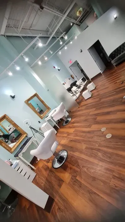 https://cdn.salonspotlight.com/photos/L7Xqog5oL5yNtyOpfoqv/659a1360-806f-423d-8a84-b4669d8263f3_720x720