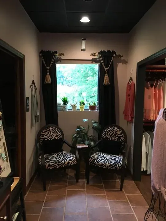 https://cdn.salonspotlight.com/photos/L9AGSGpmTPRGDZKGuy3z/ca2c9336-0cd7-4d77-a431-d04ffab2204a_720x720