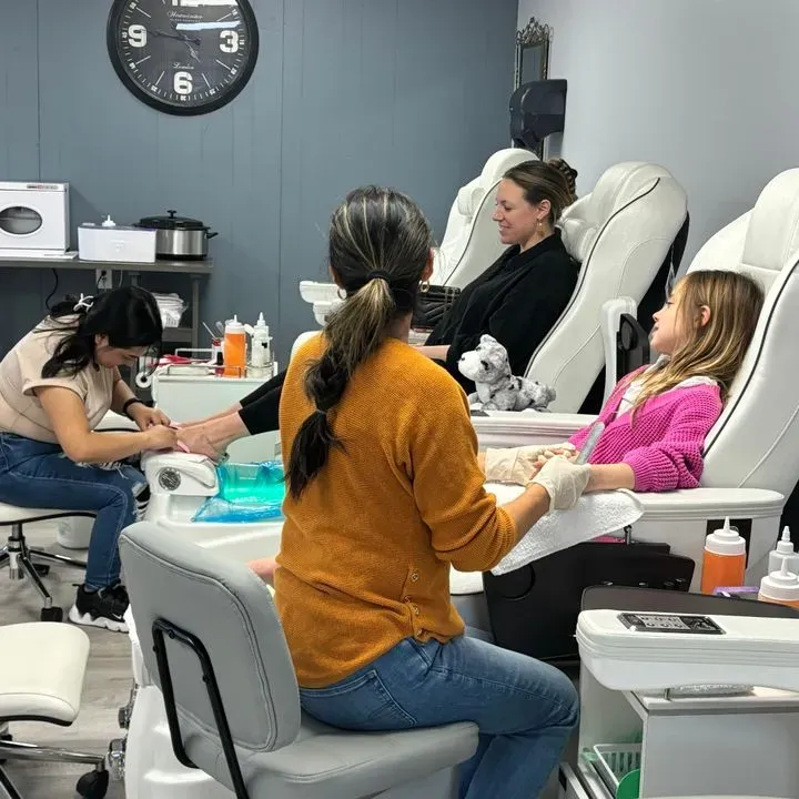 https://cdn.salonspotlight.com/photos/L9jLkSPVE5bEbtW6UeTG/f4be7ee8-614c-41a7-a00f-439c8991a10f_720x720