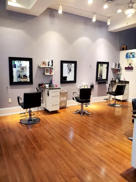 https://cdn.salonspotlight.com/photos/LBbGz42j3fdQqJ2q7oUt/3d4ac1b5-6784-4b7b-b6fb-11a77d904b06_720x720