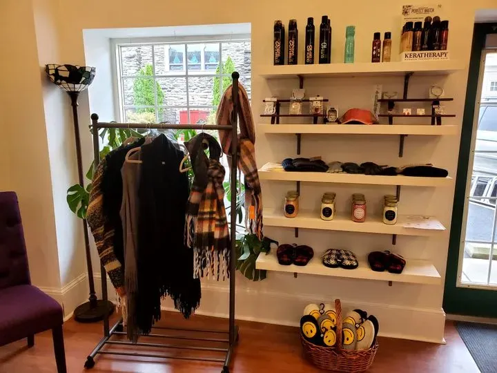 https://cdn.salonspotlight.com/photos/LBbGz42j3fdQqJ2q7oUt/8a9b8c99-8fb1-4248-bedd-bd6dbca4545d_720x720