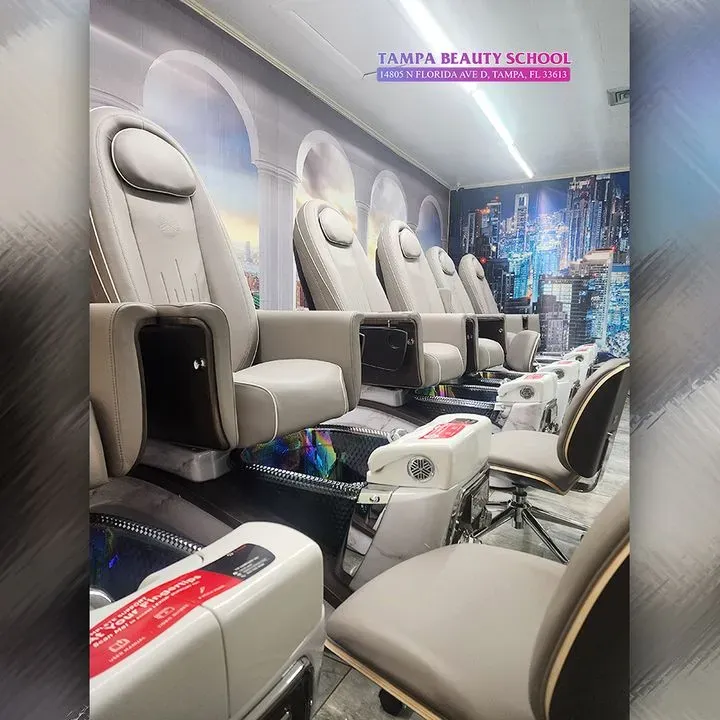https://cdn.salonspotlight.com/photos/LEQVevtsbDvyi8emNDb1/0a3cf45c-535b-4312-94c3-a8d6a22636a5_720x720