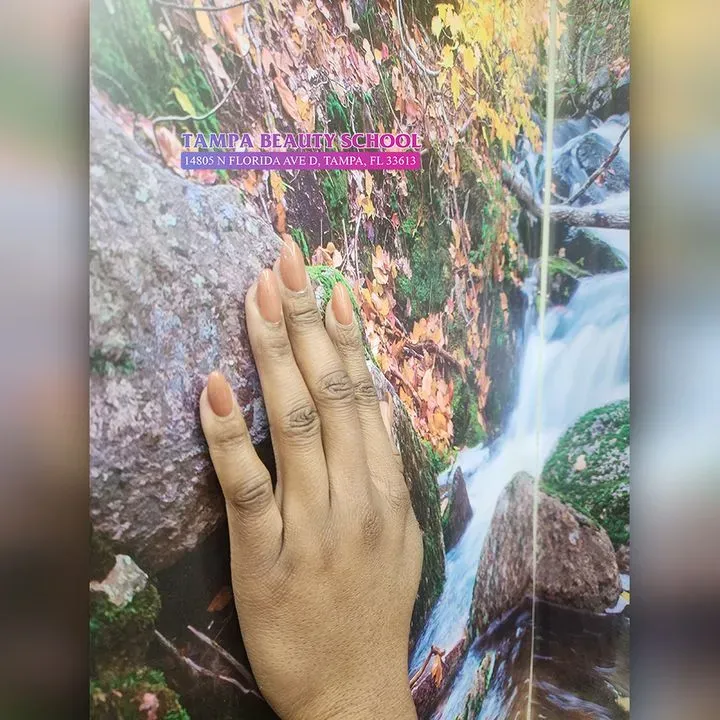 https://cdn.salonspotlight.com/photos/LEQVevtsbDvyi8emNDb1/59a5c5f5-1189-4fc9-9c09-4f5937be7e93_720x720